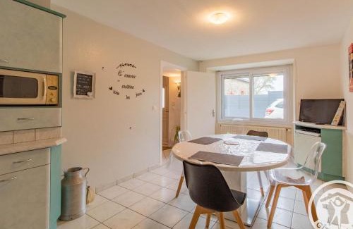 Saint-Georges-des-Gardes House | Family-Friendly Gîte with Courtyard Near Vineyards