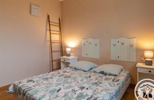 Saint-Georges-des-Gardes House | Family-Friendly Gîte with Courtyard Near Vineyards