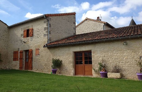 Saint-Georges-les-Baillargeaux Cottage | Cozy Gîte "La Jument Verte" Near Futuroscope, Pet-Friendly