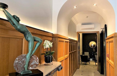 Faubourg Saint-Germain Hotel | Stylish Hotel for 7 Guests with On-Site Dining Experience