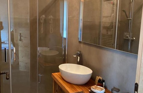Domegge di Cadore Bed & Breakfast | Experience Fra Rose e Mughi: Ocean View Family Retreat