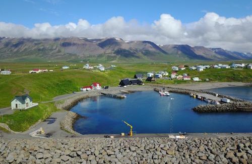Hofsos Apartment | Discover Fraendgardur: Family-Friendly with Pool & Hot Tub
