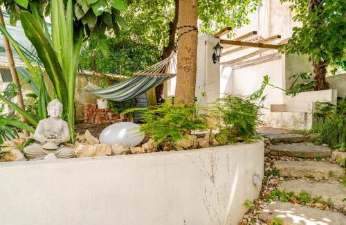 Alfama Apartment | Inviting Fragrant Garden Apartment - Pet Friendly & Accessible