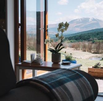 Fort William Apartment | Relax at Frances' Sketch Pad: Hot Tub & Ocean Views