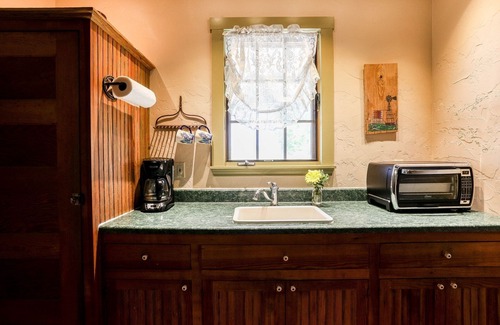 Fredericksburg Cabin | Top-Rated Francesca's Cabin Near Wineries with Hot Tub
