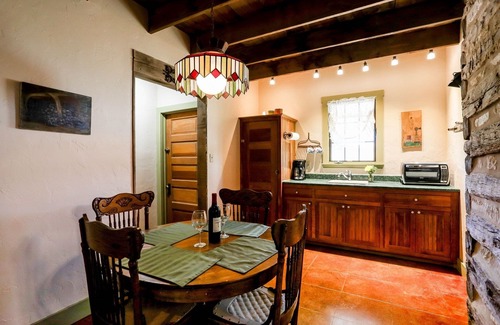 Fredericksburg Cabin | Top-Rated Francesca's Cabin Near Wineries with Hot Tub