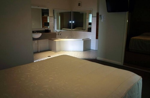 Singleton Hotel | Experience Comfort at Francis Phillip Motor Inn - 4 Star Stay