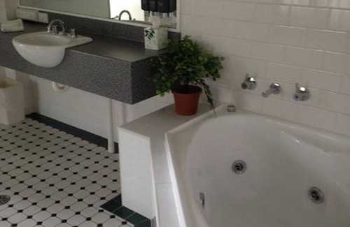 Singleton Hotel | Experience Comfort at Francis Phillip Motor Inn - 4 Star Stay