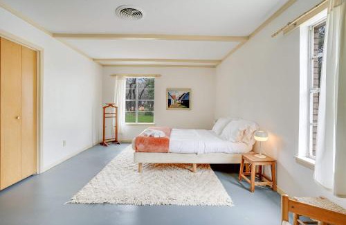 San Marcos House | Frank Lloyd Inspired 3BR - 1'35 Acres & Firepit