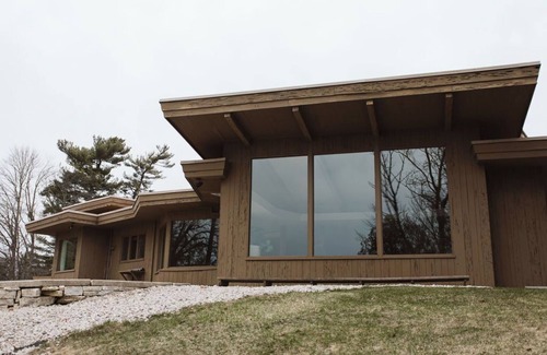 Branch House | Frank Lloyd Wright student designed mid-century modern riverfront home