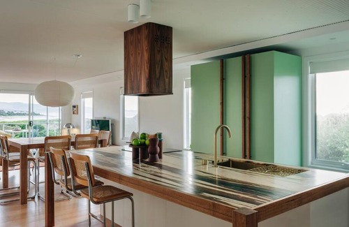 Bicheno House | Experience Frankie Beach House with 9.6/10 Guest Rating