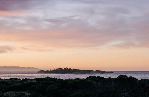 Bicheno House | Experience Frankie Beach House with 9.6/10 Guest Rating