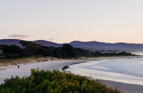 Bicheno House | Experience Frankie Beach House with 9.6/10 Guest Rating