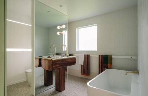 Bicheno House | Experience Frankie Beach House with 9.6/10 Guest Rating