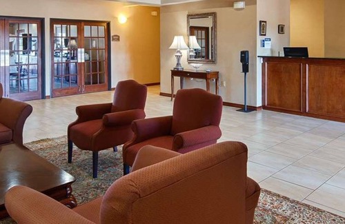 Franklin Hotel | Discover Franklin Inn and Suites: Rated 8.8 with Pool & Breakfast