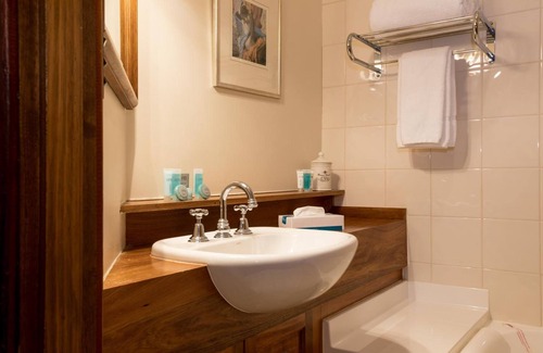 Strahan Hotel | Experience Franklin Manor: 4-Star Stay with Breakfast & Kitchen