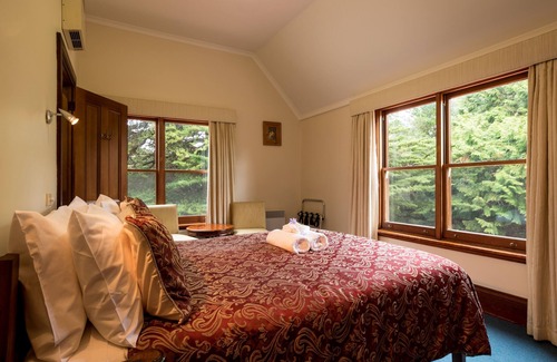 Strahan Hotel | Experience Franklin Manor: 4-Star Stay with Breakfast & Kitchen