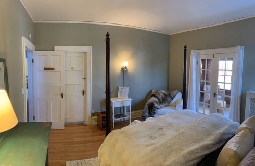 Saranac Lake Bed & Breakfast | Welcoming Franklin Manor Bed & Breakfast with Delicious Dining