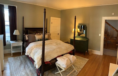 Saranac Lake Bed & Breakfast | Welcoming Franklin Manor Bed & Breakfast with Delicious Dining