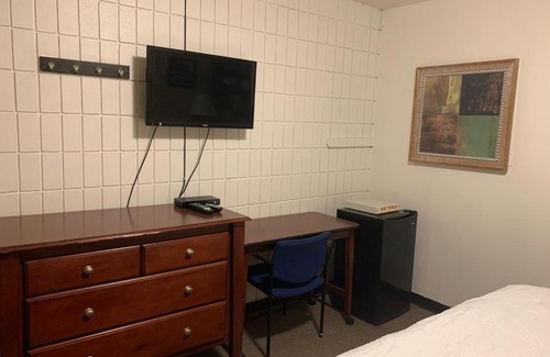 Assiniboia Hotel | Family-Friendly Franklin Motel: Perfect for Pet Lovers