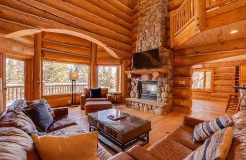 Granby House | Cozy Fraser Chalet with Hot Tub & Scenic Mountain Views