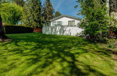 Manson House | Family-Friendly Fray's Lane Waterfront Getaway