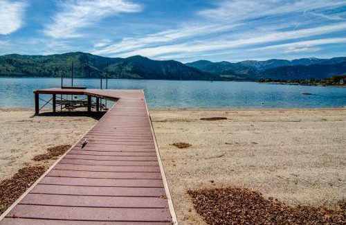 Manson House | Family-Friendly Fray's Lane Waterfront Getaway