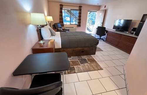 Frazier Park Hotel | Comfortable Stay at Frazier View Motel with Kitchen & Breakfast