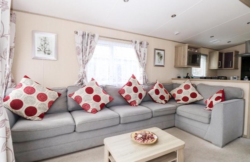 Hopton House | Freddy's Lodge: Family-Friendly Retreat with Pool Access