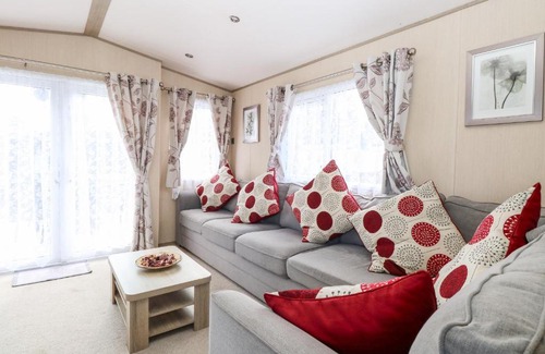 Hopton House | Freddy's Lodge: Family-Friendly Retreat with Pool Access