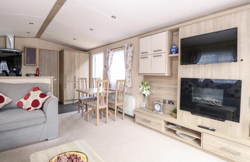 Hopton House | Freddy's Lodge: Family-Friendly Retreat with Pool Access