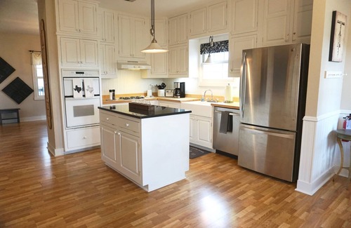Fredericksburg House | Fredericksburg Manor: Indoor Pool & 9.8/10 Guest Rated Retreat