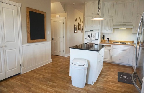 Fredericksburg House | Fredericksburg Manor: Indoor Pool & 9.8/10 Guest Rated Retreat