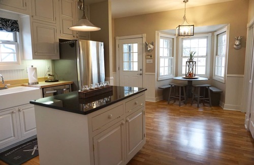 Fredericksburg House | Fredericksburg Manor: Indoor Pool & 9.8/10 Guest Rated Retreat