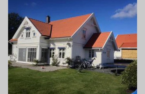 Fredrikstad Villa | Fredrikstad Wooden Villa: Ocean View & Hot Tub Retreat