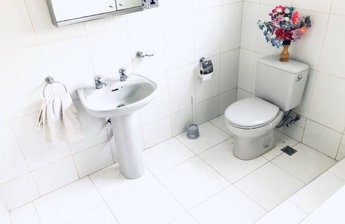 Kumasi House | Convenient Stay with Free Airport Transportation & Family Amenities