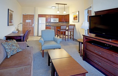 South Side Condo | Delightful Breakfast Buffet Near Beautiful Beaches!