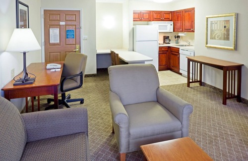 Cranbury Condo | Groups Welcome! Enjoy Free Breakfast and Outdoor Pool