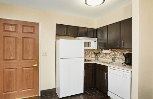 Glenview Apartment | Enjoy Free Breakfast at Staybridge Studio with Pool & Gym!