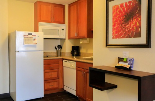 Milpitas Apartment | Unwind at Our Hotel: Free Breakfast & Outdoor Pool Near Downtown