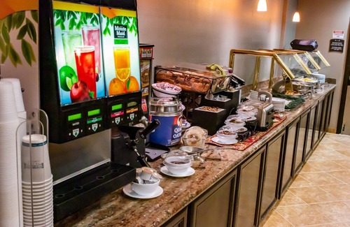 Milpitas Apartment | Unwind at Our Hotel: Free Breakfast & Outdoor Pool Near Downtown