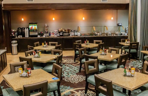 Milpitas Apartment | Unwind at Our Hotel: Free Breakfast & Outdoor Pool Near Downtown