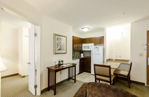 Montopolis Condo | Enjoy Free Breakfast, Wi-Fi & Pool Near Austin Airport