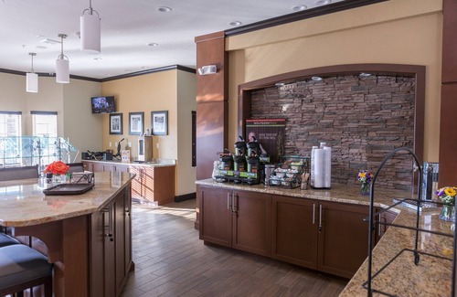 McNeil Condo | Enjoy Free Breakfast & Heated Pool Near U of T