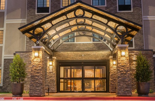 McNeil Condo | Enjoy Free Breakfast & Heated Pool Near U of T