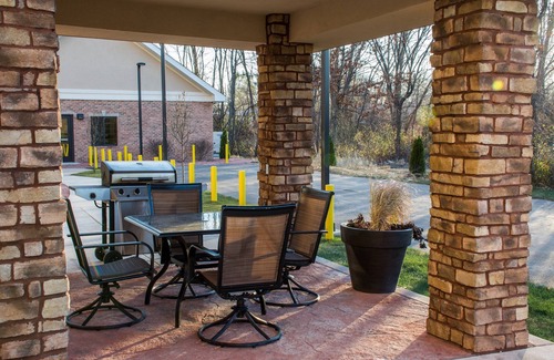 Schererville Condo | Indulge in Comfort: Breakfast, Pool & Gym Await You!