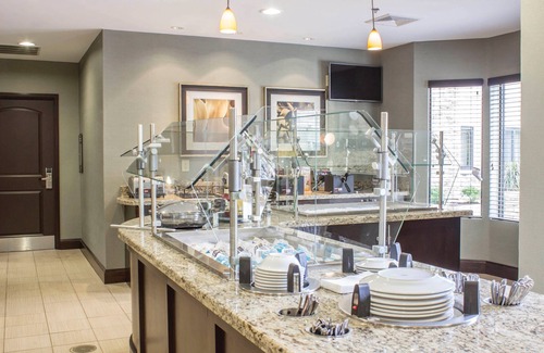 Jacksonville Condo | Guest Rated 10/10: Pool, Free Breakfast & BBQ Near Marine Corps