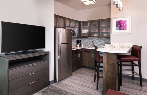 Lake Charles Condo | Enjoy Free Breakfast, Outdoor Pool & Gym for Your Getaway