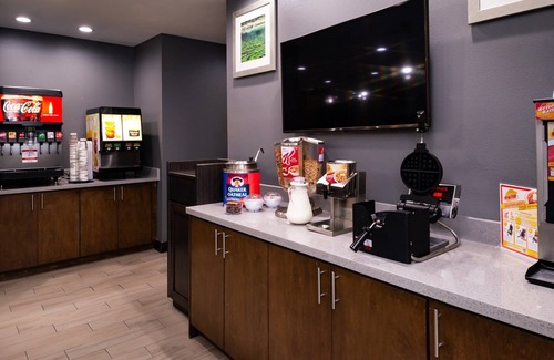 Lake Charles Condo | Enjoy Free Breakfast, Outdoor Pool & Gym for Your Getaway