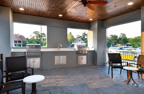 Lake Charles Condo | Enjoy Free Breakfast, Outdoor Pool & Gym for Your Getaway